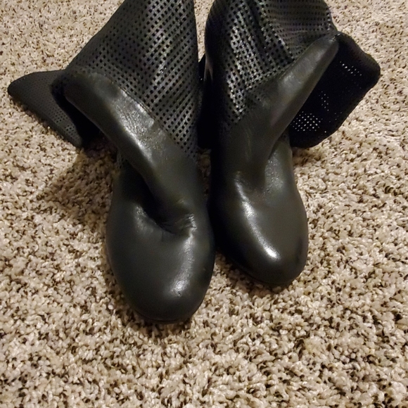 Vince Camuto Sz 8.5 NWOB Black Boots - Picture 3 of 3